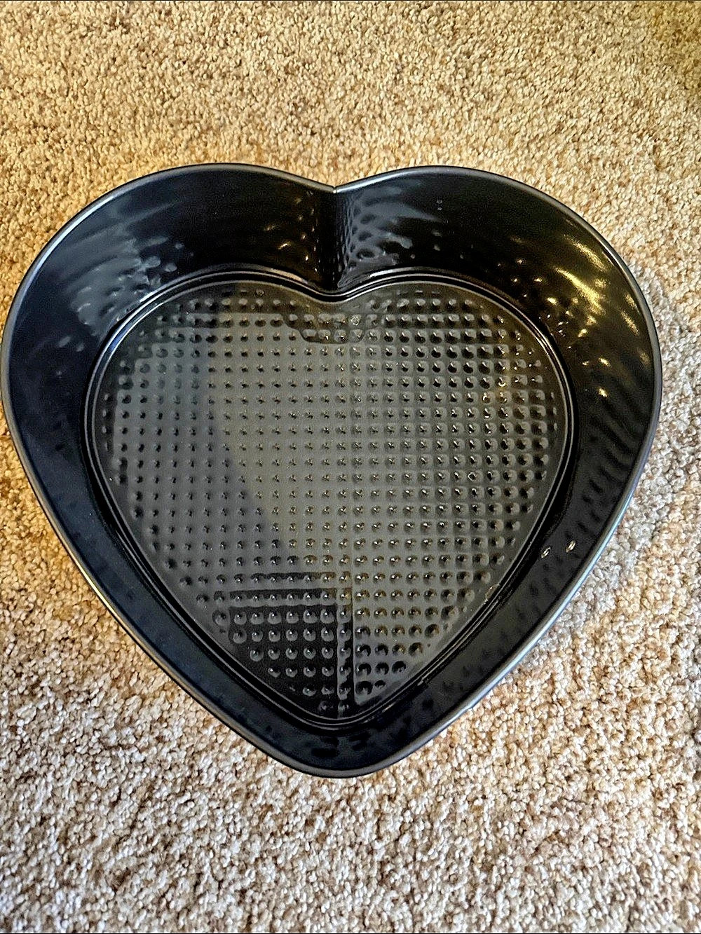 Heart-Shaped Bakeware Pan in Black